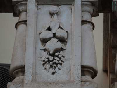 Su quest�ultimo spiccano dei pomi, presumibilmente dei melograni, che rafforzano il legame storico del palazzo con il mondo agricolo (foto di Arianna Susca)